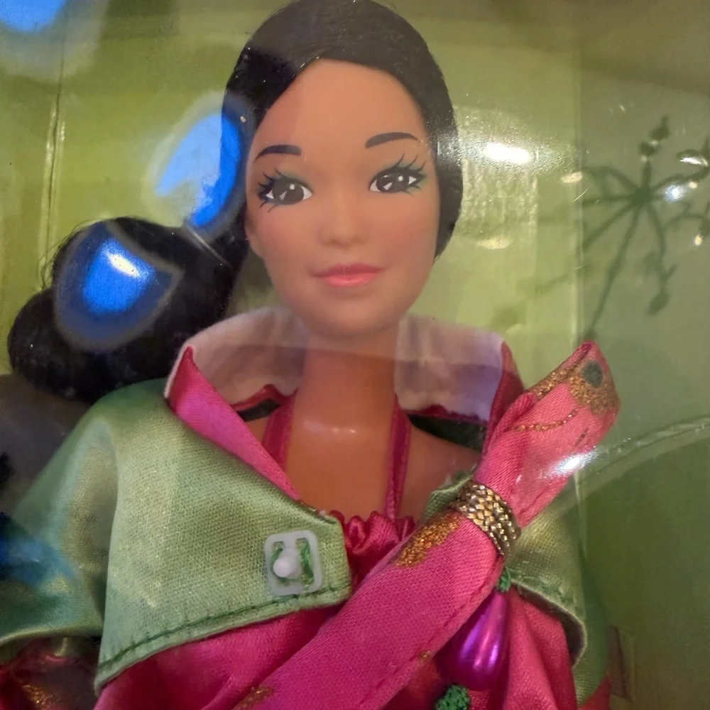 NIB new in box Mattel Barbie Korean Doll 1987 NRFB in Pink and Green Outfit